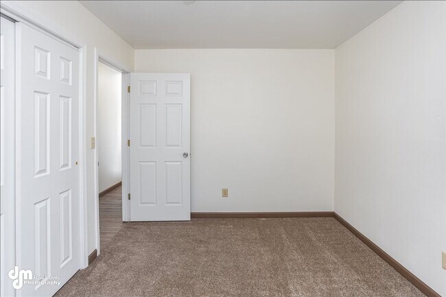 Building Photo - 876 N Wesglenn Cir
