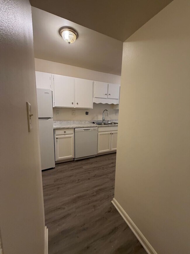 Building Photo - Charming 2 Bedroom, 2 Bath Condo available in South Charlotte!