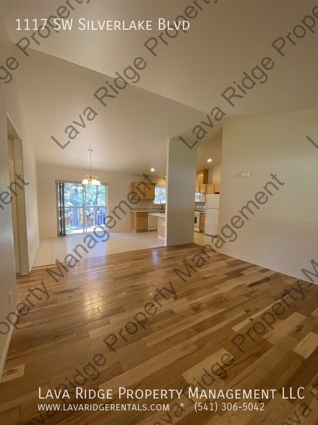 Building Photo - 1117 SW Silver Lake Blvd