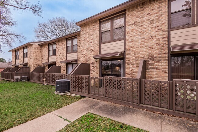 Building Photo - 2521 Crosstimbers Dr