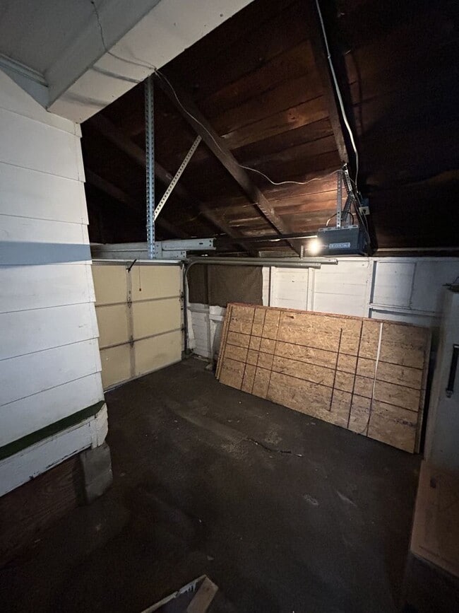 Building Photo - Just Remodeled! 2br/1ba - with Garage and Fenced-in Yard!