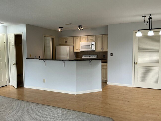 Building Photo - Forest Glen Condo Rental