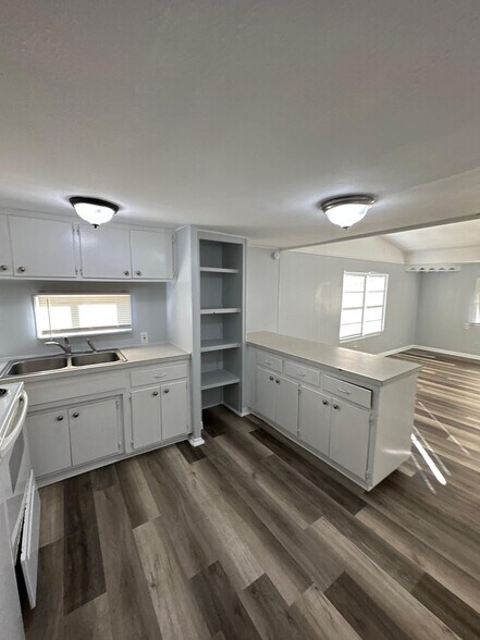 Building Photo - 7663 Bentwillow Dr