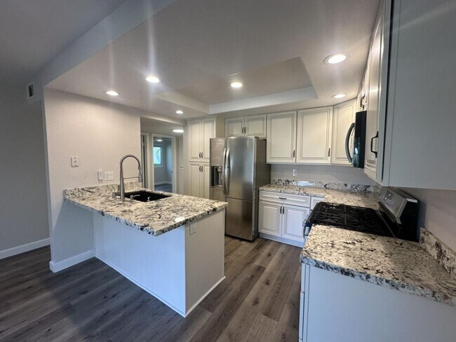 Primary Photo - 367 N Melrose Dr