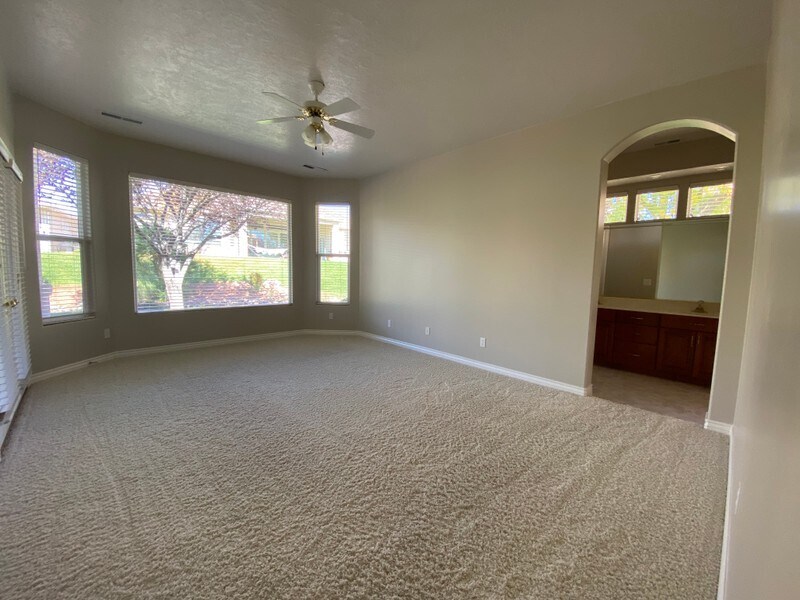 Building Photo - 862 Owls Way