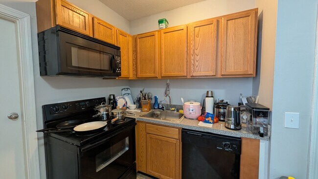 Building Photo - Allston 2 Bed – Commonwealth Ave – No Fee – 9/1