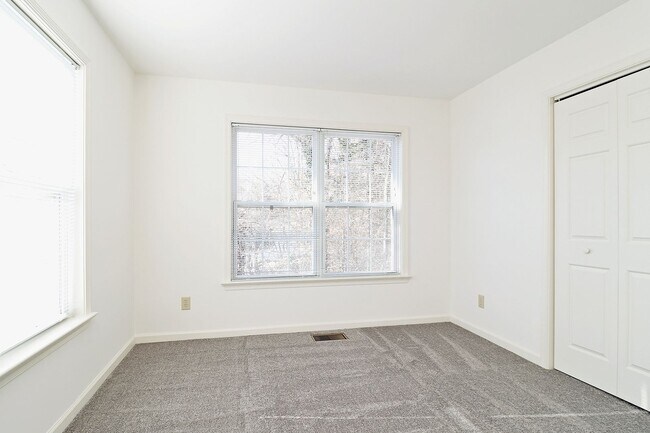 Building Photo - Pet-Friendly Raintree Home Near Rt 29