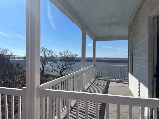 Building Photo - Breathtaking River Views!