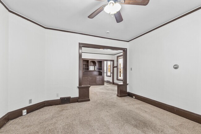 Building Photo - 928 E Locust St