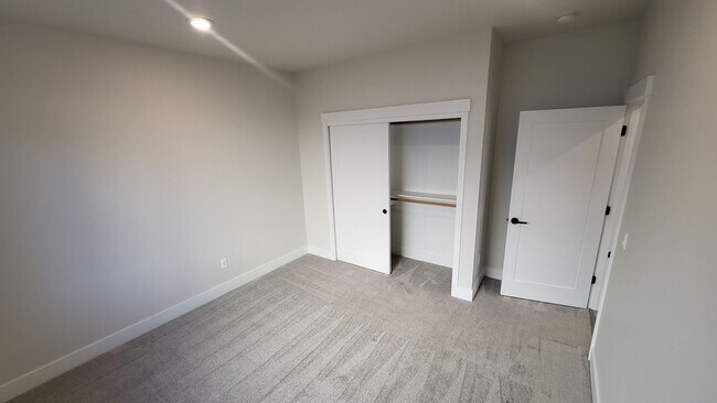 Building Photo - 4 BR/2.5 BA Single-Level home at Trailside