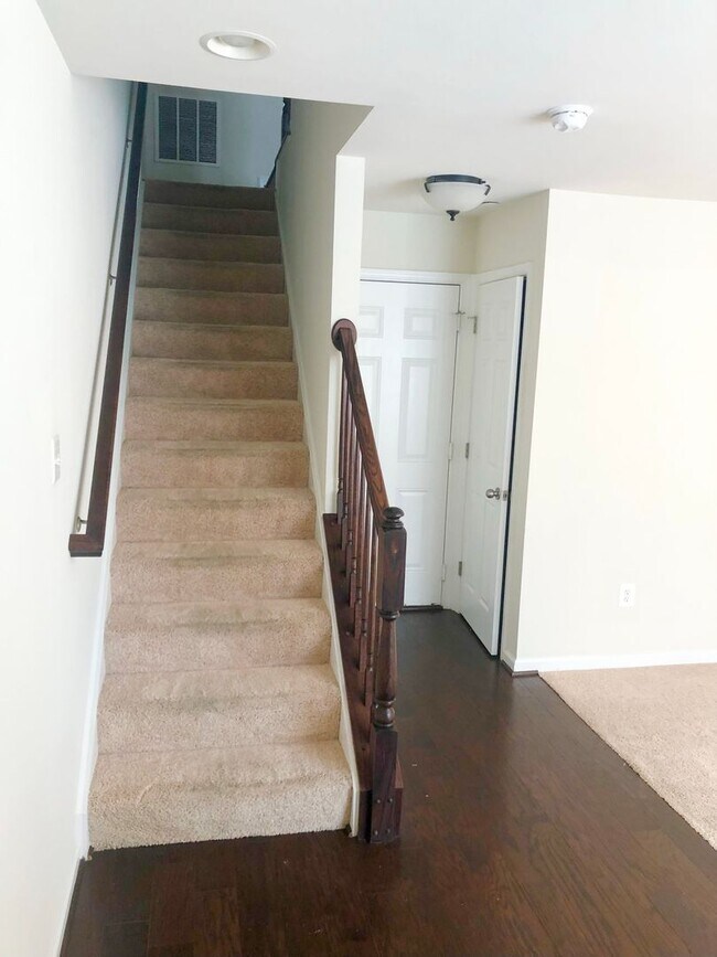Building Photo - Spacious 2 BR/2.5 BA Townhome in Beltsville!
