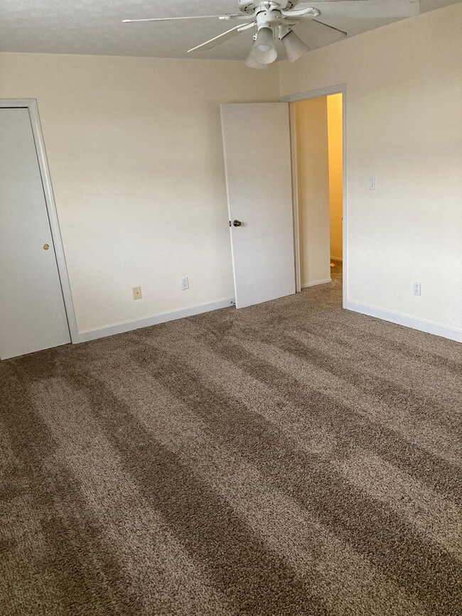 Building Photo - 2 Bedroom / 1.5 Bath Condo in Johnson City...