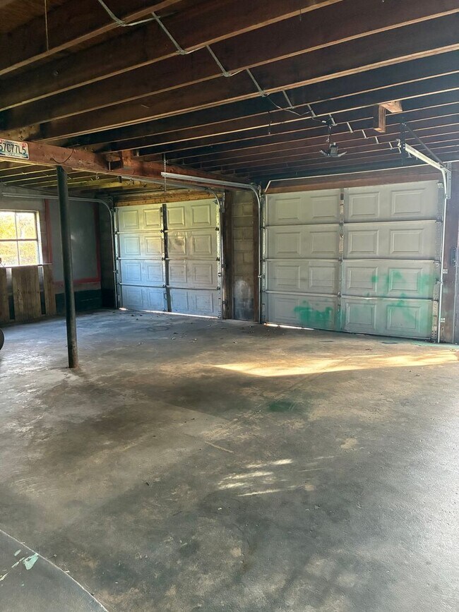 Building Photo - 251 Narrow Dr