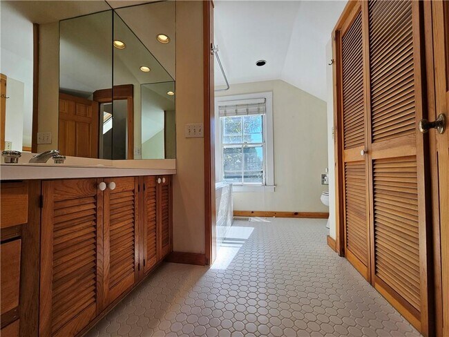 Building Photo - 10 Cherry St