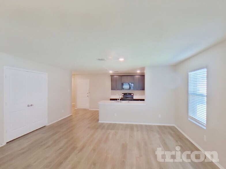 Building Photo - 758 Bayonet St