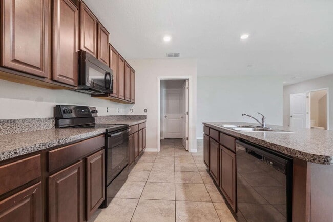Building Photo - "Spacious 5-Bedroom Retreat in Tampa with 2.5 Baths and 2,215 Sq Ft of Comfort!"