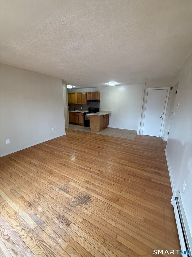 Building Photo - 1051 Old Colony Rd