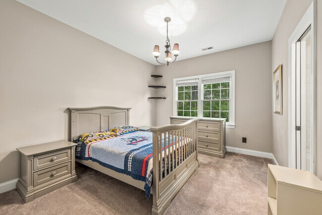 Building Photo - 405 Pondview Ct
