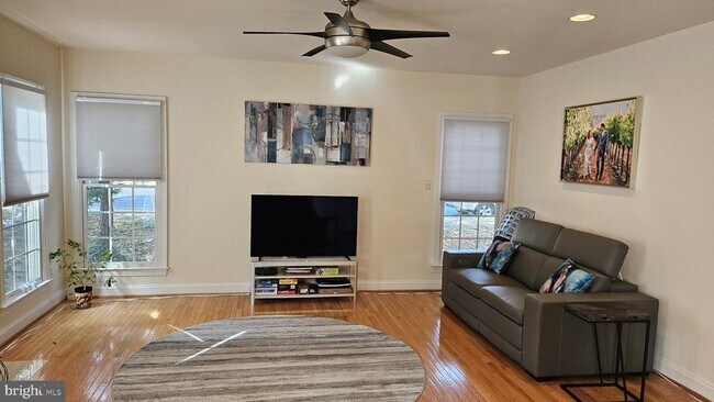 Building Photo - 2339 Sandburg St