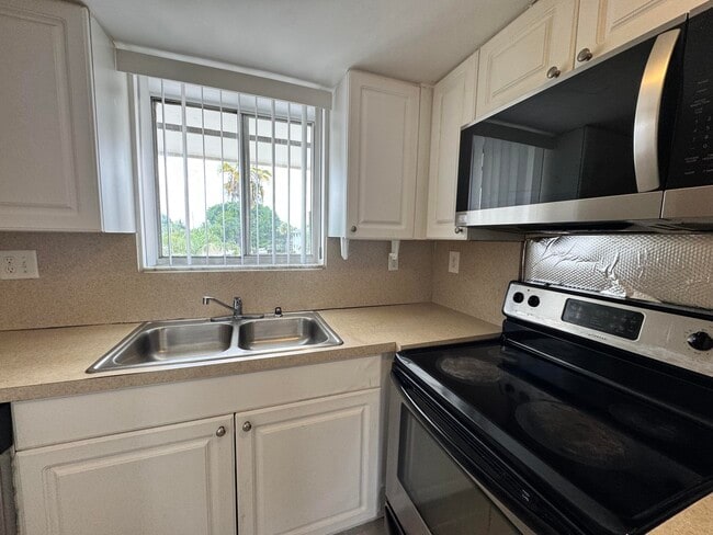Building Photo - 1501 Crescent Cir