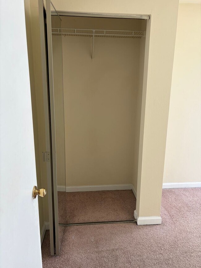 Building Photo - 4BR/2BA Near Virginia Tech | Bus Route, Laundry In-Unit