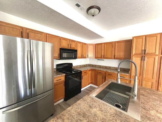 Primary Photo - 4 bed 3 bath Townhome