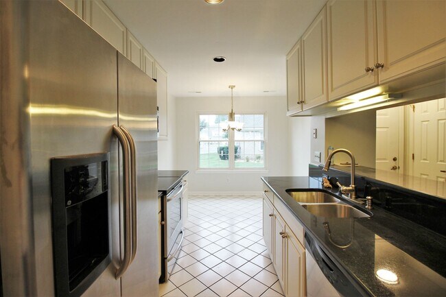 Building Photo - Maintenance free 2 bed and 2 bath condo in award winning golf course community of Kiln Creek
