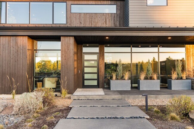 Building Photo - Contemporary Fully Furnished Four Bed Four Bath Masterpiece in Tetherow