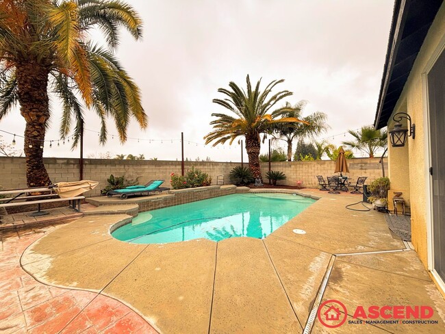 Building Photo - Gorgeous Home with a Pool!