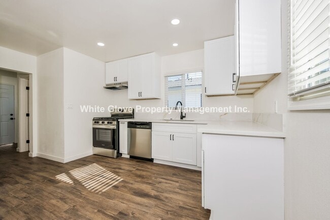 Building Photo - Beautifully Remodeled 3 Bed / 1.5 Bath Bellflow Home with New Upgrades Throughout