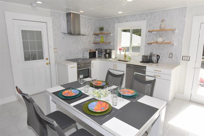 Building Photo - 2450 Hawthorne St