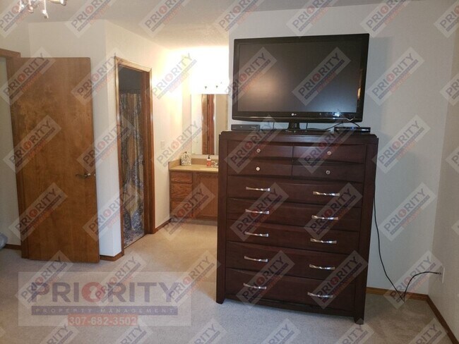 Building Photo - 3 bedroom, 2.5 bath Single-Family Home