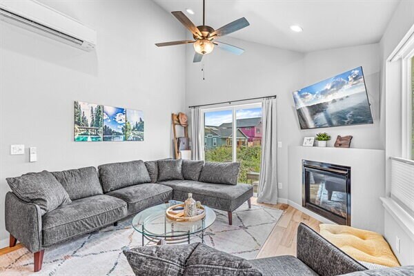 Building Photo - 303 Gangnes Dr