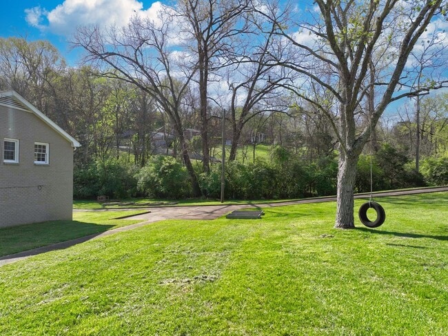 Building Photo - **FURNISHED ONE-SIDE-OF-A-DUPLEX HOME WITH BASEMENT STORAGE MINUTES FROM NASHVILLE WEST AND DOWNT...