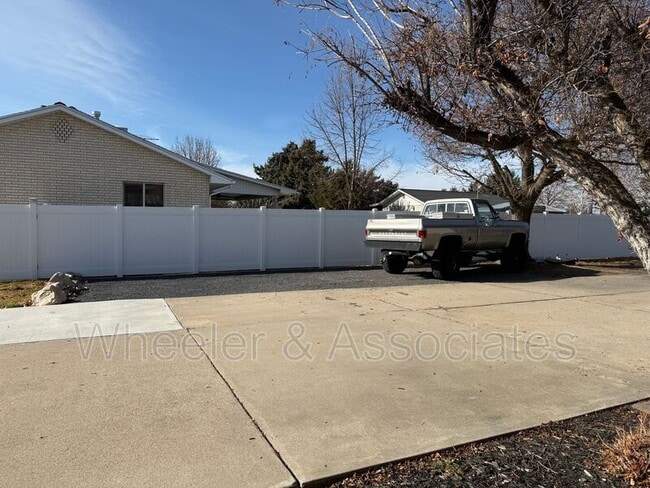 Building Photo - 810 W 300 N