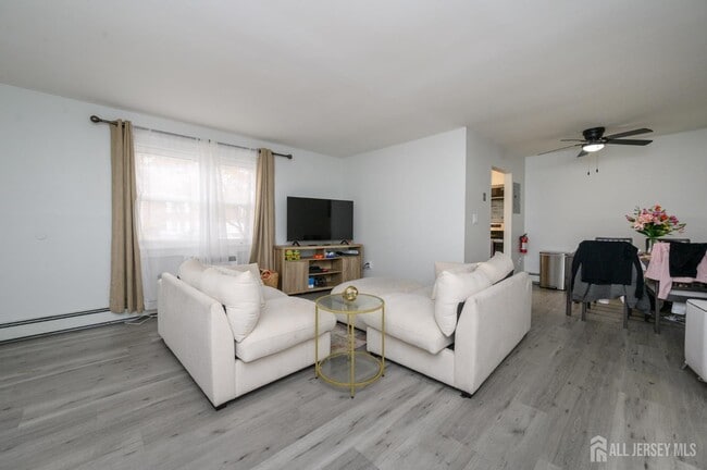 Building Photo - 289 Main St