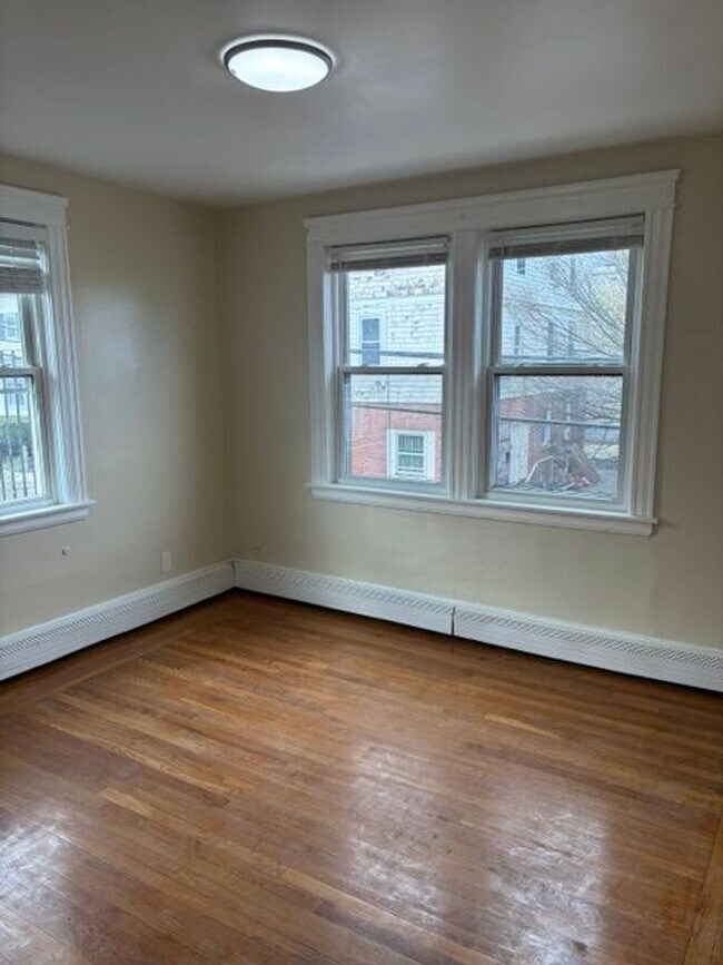 Building Photo - 121 Ledge St