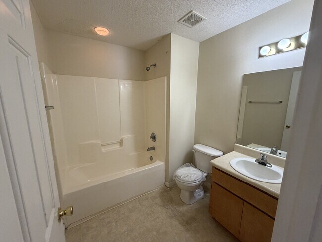 Building Photo - Apartment For Rent