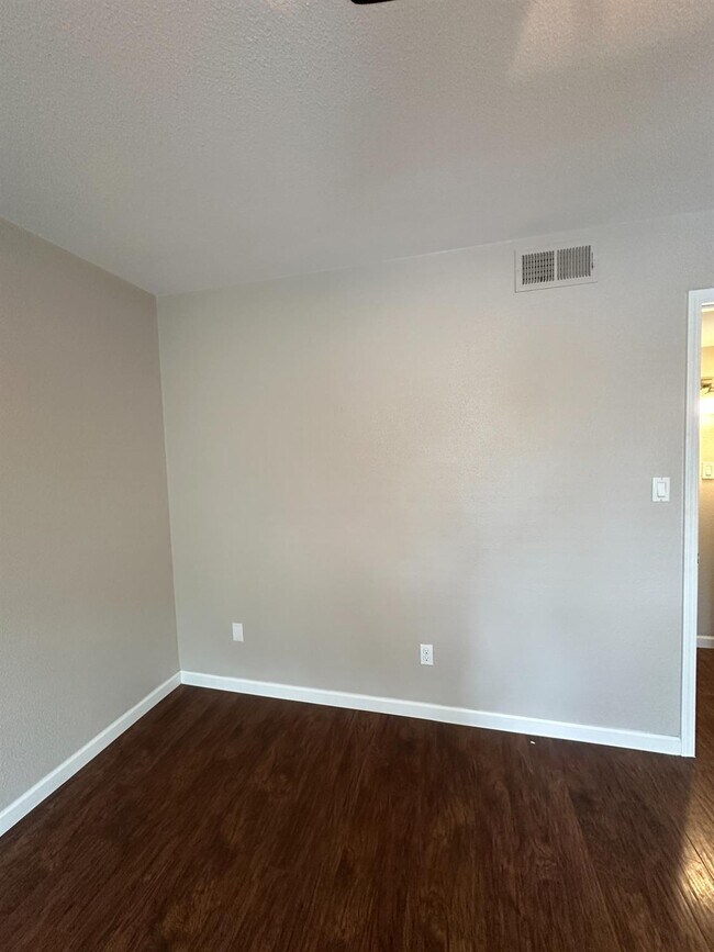 Building Photo - 5090 N Roosevelt Ave