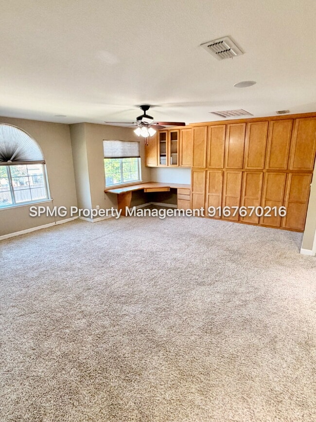 Building Photo - Beautiful 4 Bed / 3 Bath Home in Prime Roseville Location – Across from Park!
