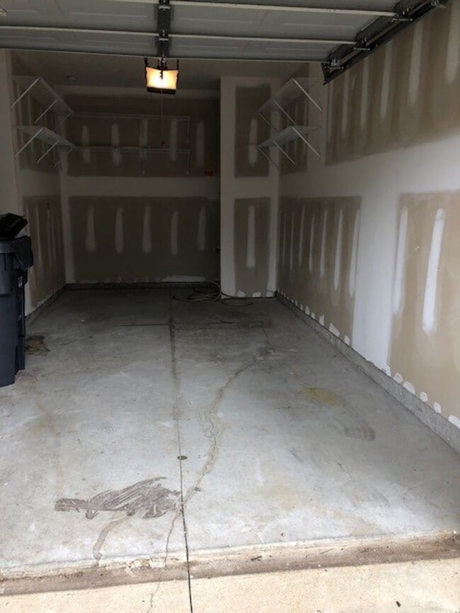 Building Photo - Brentwood Townhome For Lease