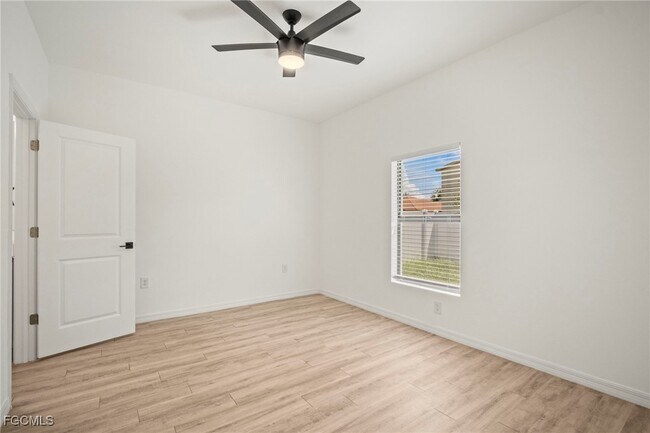 Building Photo - 627 SE 13th Pl