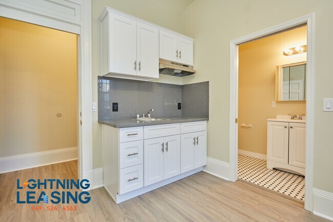 Building Photo - 1820 1/2 W 11th Pl-1D