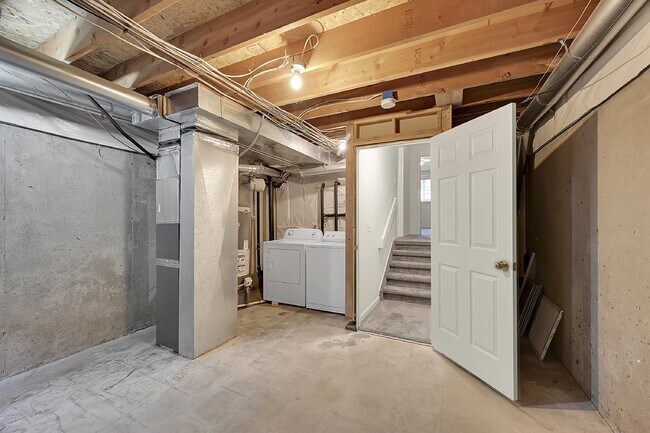 Building Photo - $1,950- 2 Bed, 2 Bath Townhouse in Denver with Washer and Dryer!