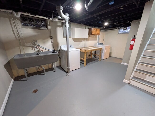 Building Photo - Spacious Royal Oak Bungalow