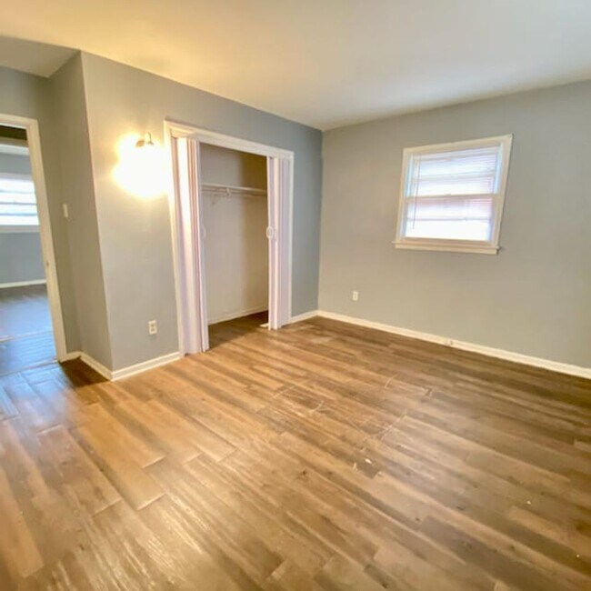 Building Photo - Handyman Special $0 First Month's Rent / “You fix, you SAVE BIG!!” Contact Mayshell for details: ...