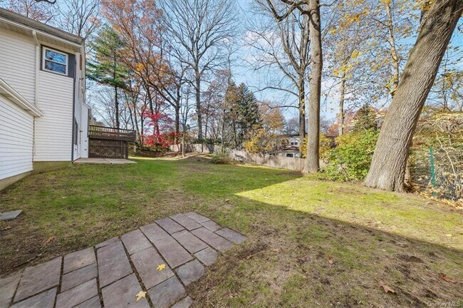 Building Photo - 3 Lakeview Ave