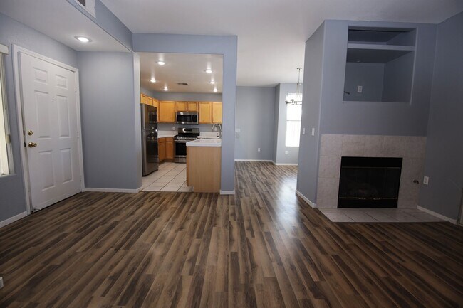 Building Photo - First Floor Condo in Green Valley!