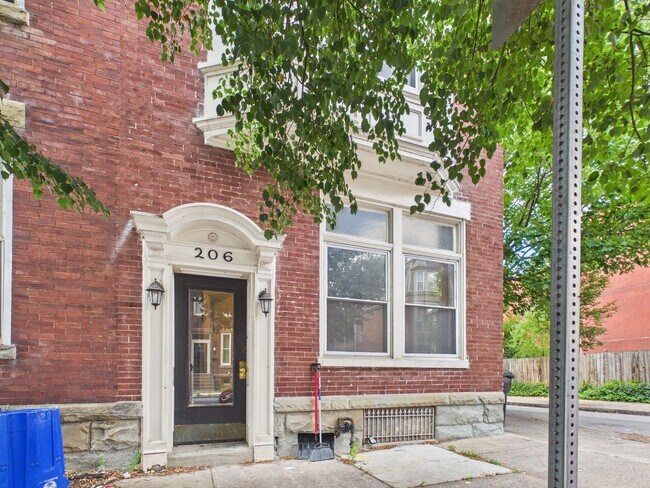 Building Photo - 206 Kelker St