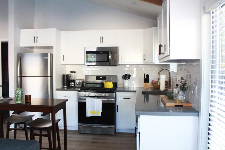 Building Photo - 2147 S Orange Dr